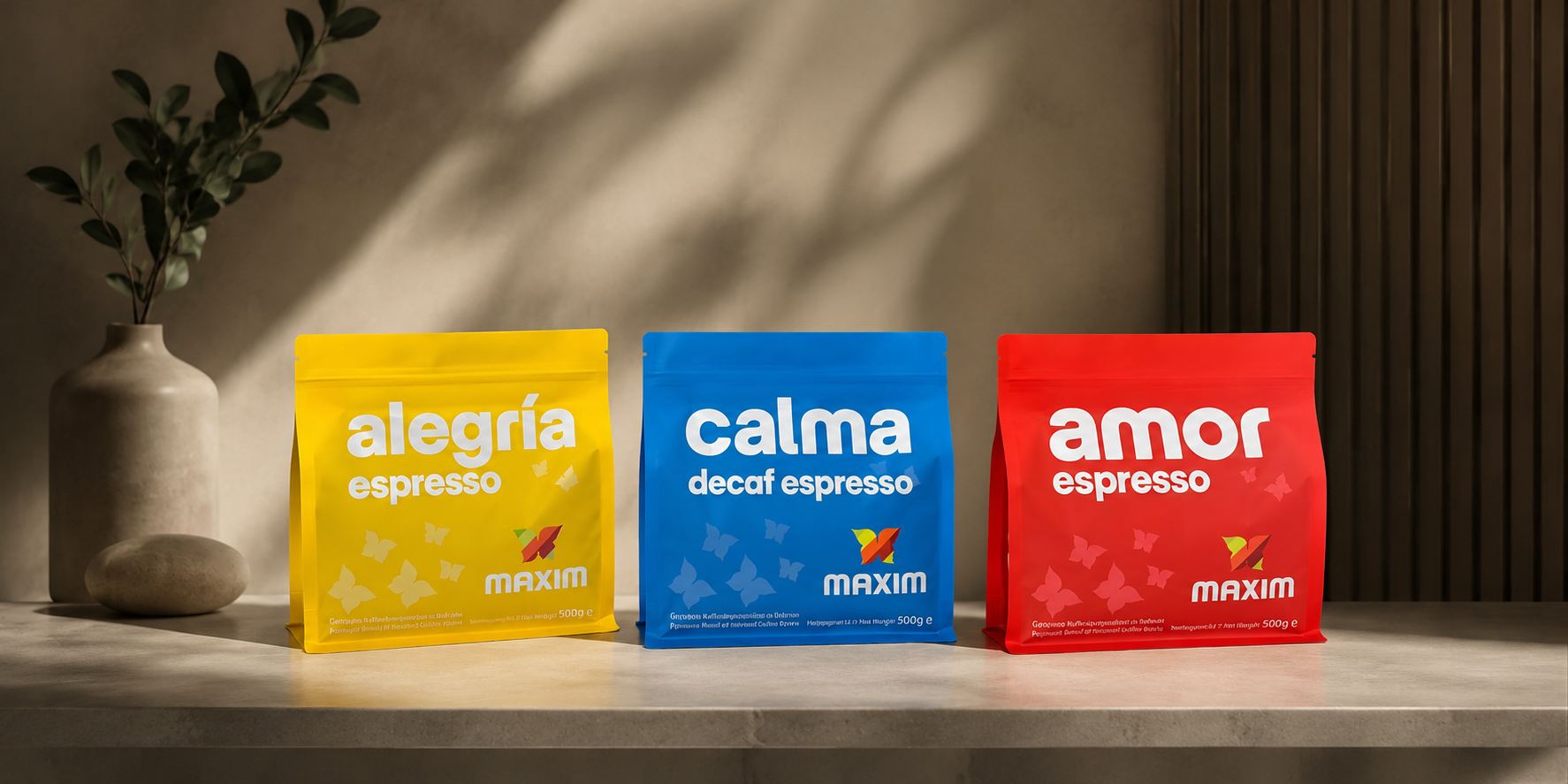 Drei Maxim Kaffeesorten — alegría espresso (gelb), calma decaf espresso (blau), amor espresso (rot) — eigene Premium-Marke aus Latin Feeling